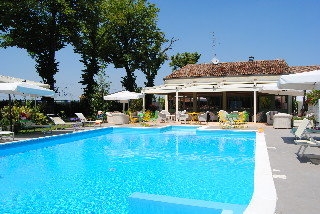 Imagen de la piscina del Hotel Relais Villa Roncuzzi. Foto 9