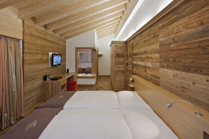 Imagen de la habitación del Hotel Relais and Chateaux Schönegg. Foto 16