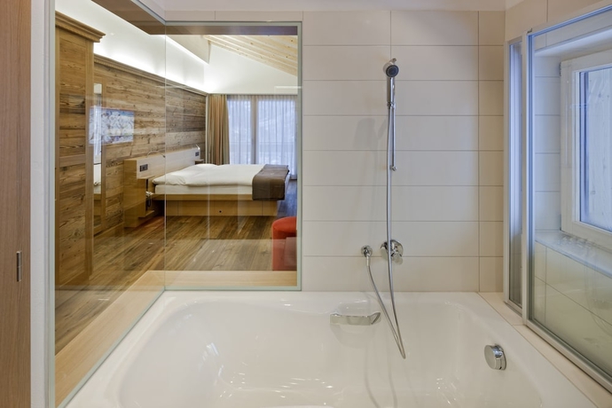 Imagen de la habitación del Hotel Relais and Chateaux Schönegg. Foto 17