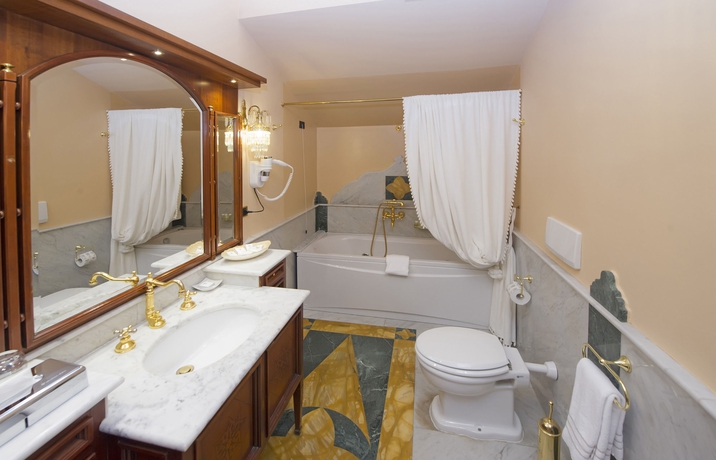 Imagen de la habitación del Hotel Relais and Chateaux Villa Crespi. Foto 9