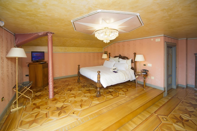 Imagen de la habitación del Hotel Relais and Chateaux Villa Crespi. Foto 10