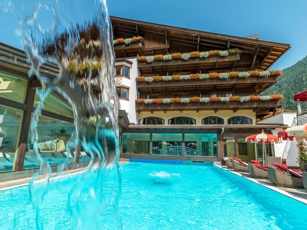 Imagen de la piscina del Hotel Relais&Châteaux Spa-Hotel Jagdhof. Foto 16