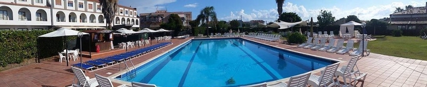 Imagen de la piscina del Hotel Relax. Foto 16