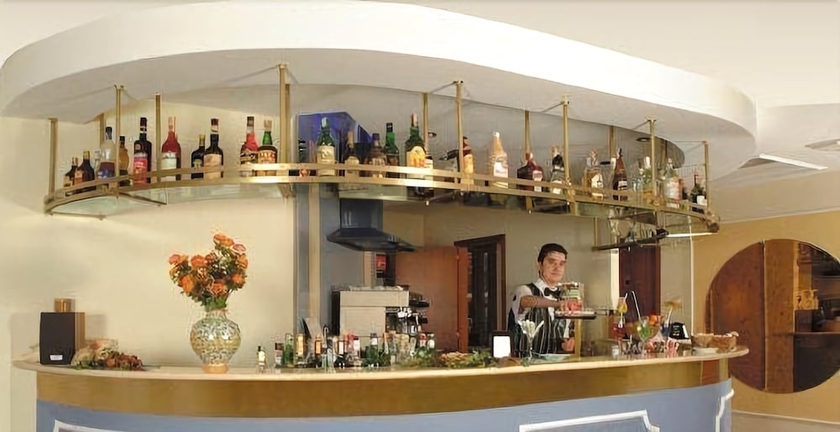 Imagen del bar/restaurante del Hotel Relax. Foto 4