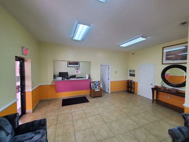 Imagen de los interiores del Hotel Relax Inn, Emporia. Foto 11