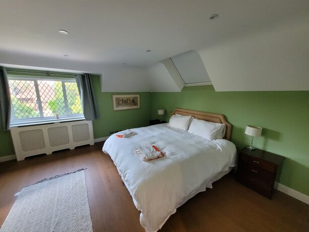 Imagen general del Hotel Remarkable 7 Bedroom Family House in Farnborough. Foto 3