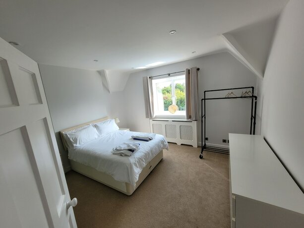 Imagen general del Hotel Remarkable 7 Bedroom Family House in Farnborough. Foto 13