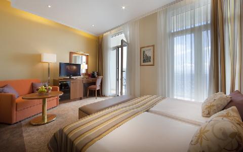 Imagen de la piscina del Hotel Remisens Premium Villa Ambasador. Foto 6
