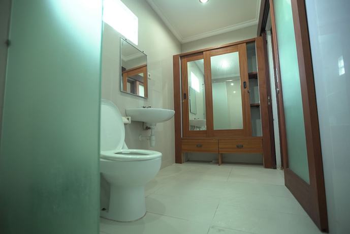 Imagen de la habitación del Hotel Rena Segara House. Foto 13