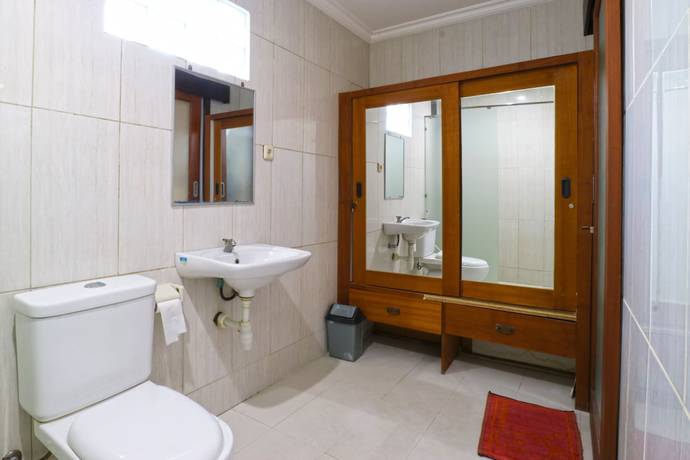 Imagen de la habitación del Hotel Rena Segara House. Foto 16