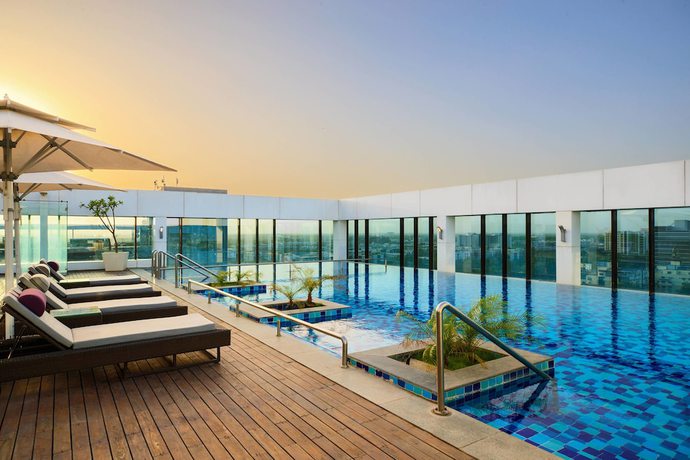 Imagen de la piscina del Hotel Renaissance Ahmedabad Sg Highway. Foto 12