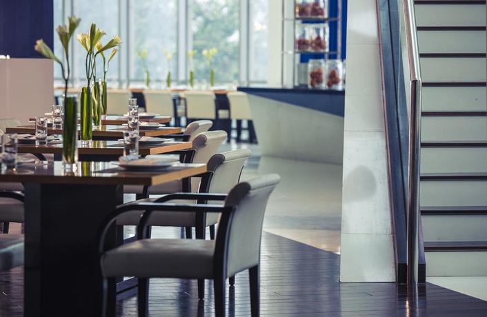 Imagen del bar/restaurante del Hotel Renaissance Beijing Capital. Foto 5