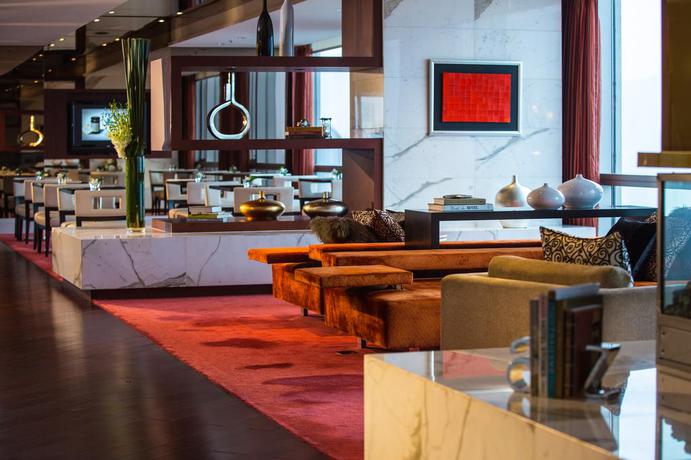 Imagen del bar/restaurante del Hotel Renaissance Beijing Capital. Foto 7