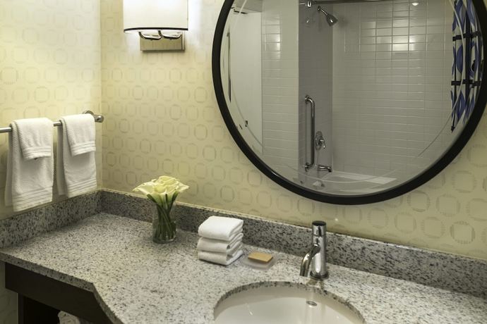 Imagen de la habitación del Hotel Renaissance Boston Waterfront. Foto 19