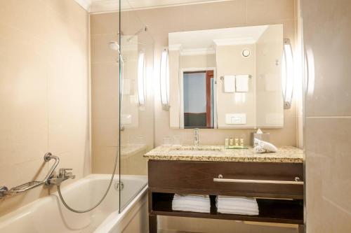 Imagen de la habitación del Hotel Renaissance Brussels. Foto 14