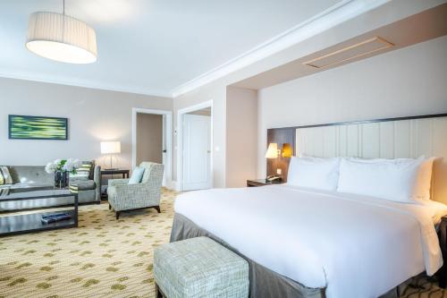 Imagen de la habitación del Hotel Renaissance Brussels. Foto 17