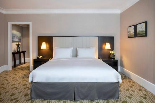 Imagen de la habitación del Hotel Renaissance Brussels. Foto 19