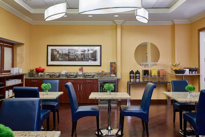 Imagen del bar/restaurante del Hotel Renaissance Charlotte SouthPark. Foto 2