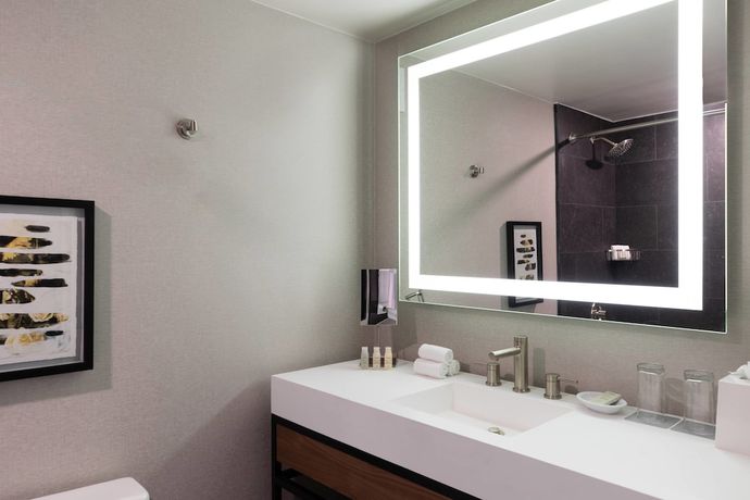 Imagen de la habitación del Hotel Renaissance Chicago North Shore Hotel. Foto 10