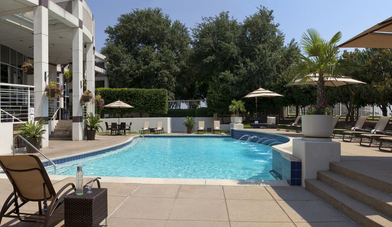 Imagen de la piscina del Hotel Renaissance Dallas North. Foto 16