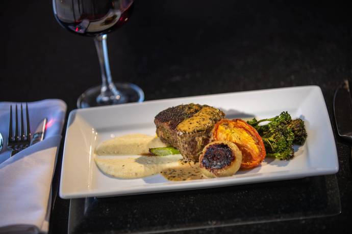 Imagen del bar/restaurante del Hotel Renaissance Des Moines Savery. Foto 4