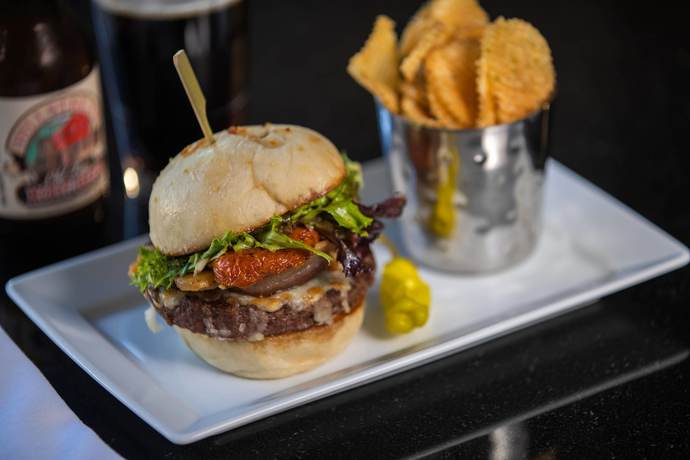 Imagen del bar/restaurante del Hotel Renaissance Des Moines Savery. Foto 5