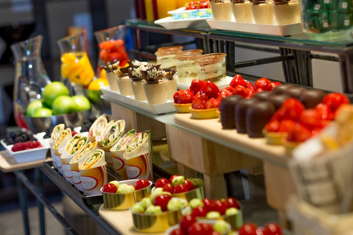 Imagen del bar/restaurante del Hotel Renaissance Dusseldorf. Foto 2