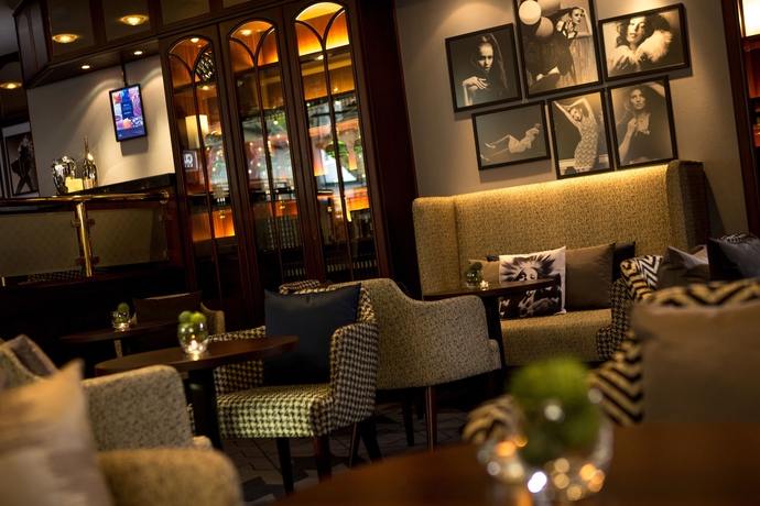 Imagen del bar/restaurante del Hotel Renaissance Dusseldorf. Foto 3