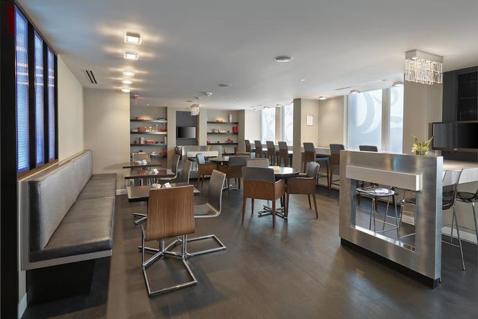 Imagen del bar/restaurante del Hotel Renaissance Edmonton Airport. Foto 3