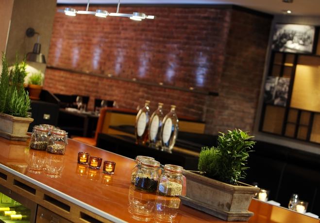 Imagen del bar/restaurante del Hotel Renaissance Hamburg. Foto 4