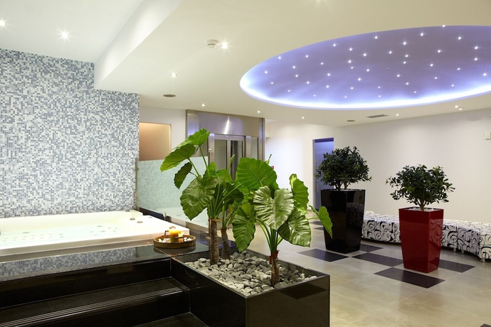 Imagen de la piscina del Hotel Renaissance Hanioti Resort. Foto 16