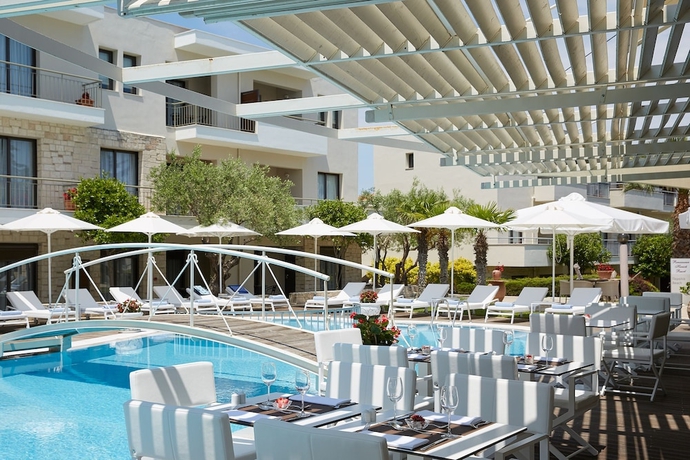 Imagen de la piscina del Hotel Renaissance Hanioti Resort. Foto 17