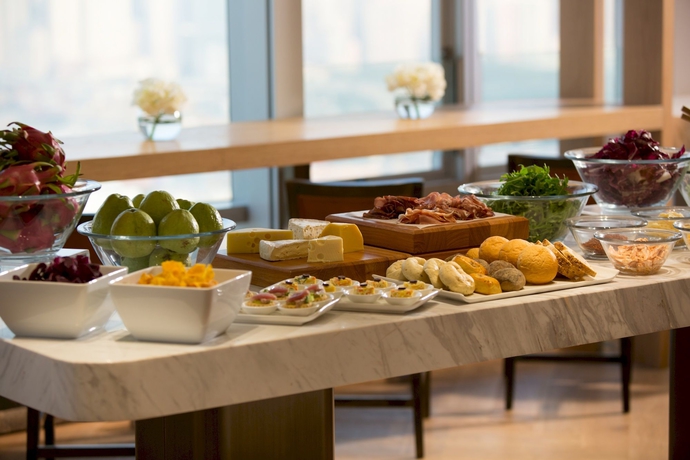 Imagen del bar/restaurante del Hotel Renaissance Hong Kong Harbour View. Foto 3