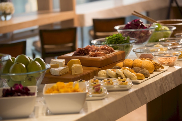 Imagen del bar/restaurante del Hotel Renaissance Hong Kong Harbour View. Foto 4