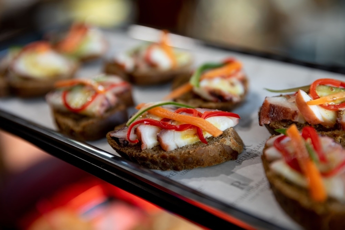 Imagen del bar/restaurante del Hotel Renaissance Izmir. Foto 3