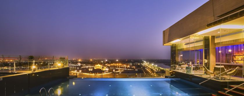 Imagen de la piscina del Hotel Renaissance Lucknow. Foto 13
