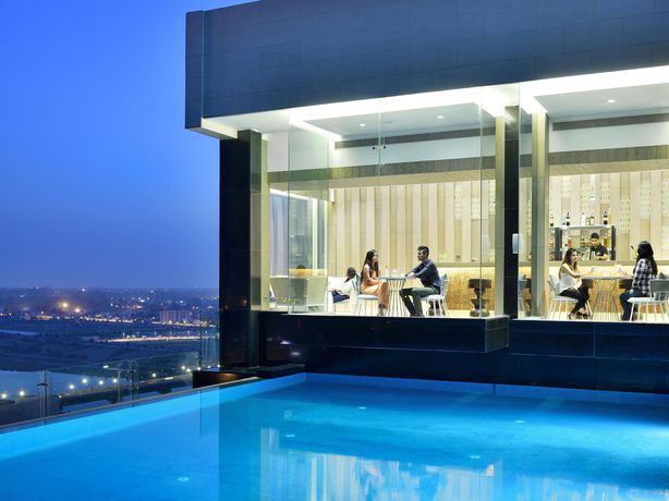 Imagen de la piscina del Hotel Renaissance Lucknow. Foto 14