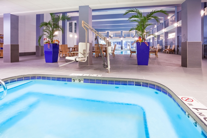 Imagen de la piscina del Hotel Renaissance Minneapolis Bloomington. Foto 16