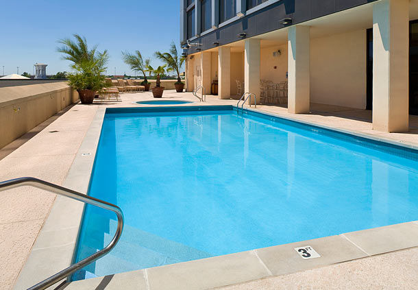 Imagen de la piscina del Hotel Renaissance Mobile Riverview Plaza. Foto 7