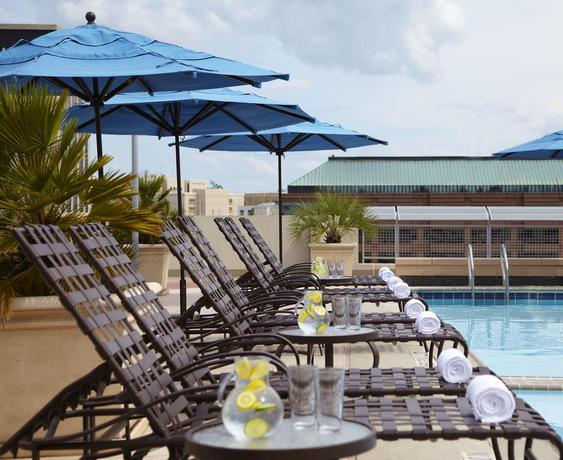 Imagen de la piscina del Hotel Renaissance Montgomery and Spa At The Convention Center. Foto 15