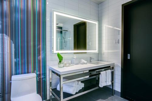 Imagen de la habitación del Hotel Renaissance Montreal Downtown. Foto 17