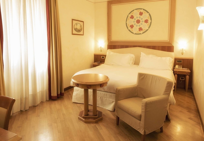 Imagen de la habitación del Hotel Renaissance Naples Mediterraneo. Foto 12