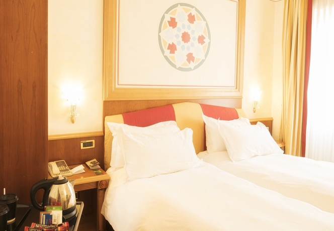 Imagen de la habitación del Hotel Renaissance Naples Mediterraneo. Foto 13