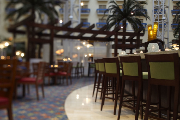 Imagen del bar/restaurante del Hotel Renaissance Orlando At Seaworld. Foto 3