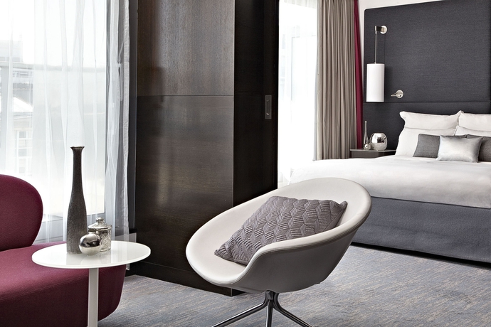 Imagen de la habitación del Hotel Renaissance Paris Arc De Triomphe. Foto 8