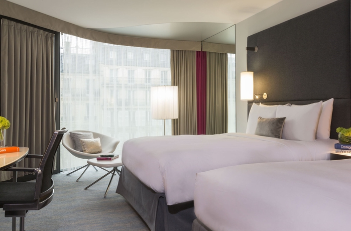 Imagen de la habitación del Hotel Renaissance Paris Arc De Triomphe. Foto 9