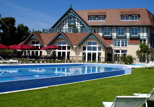 Imagen de la piscina del Hotel Renaissance Paris Hippodrome De St. Cloud. Foto 9