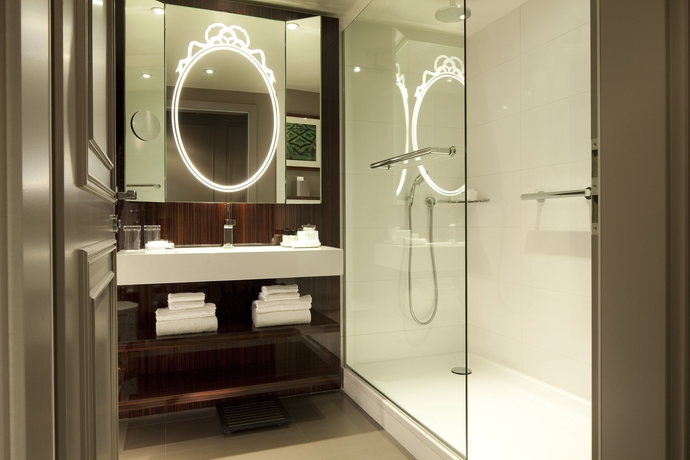 Imagen de la habitación del Hotel Renaissance Paris Nobel Tour Eiffel. Foto 10