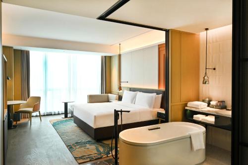 Imagen de la habitación del Hotel Renaissance Qingdao. Foto 18