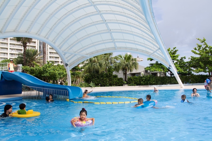 Imagen de la piscina del Hotel Renaissance Resort Okinawa. Foto 18